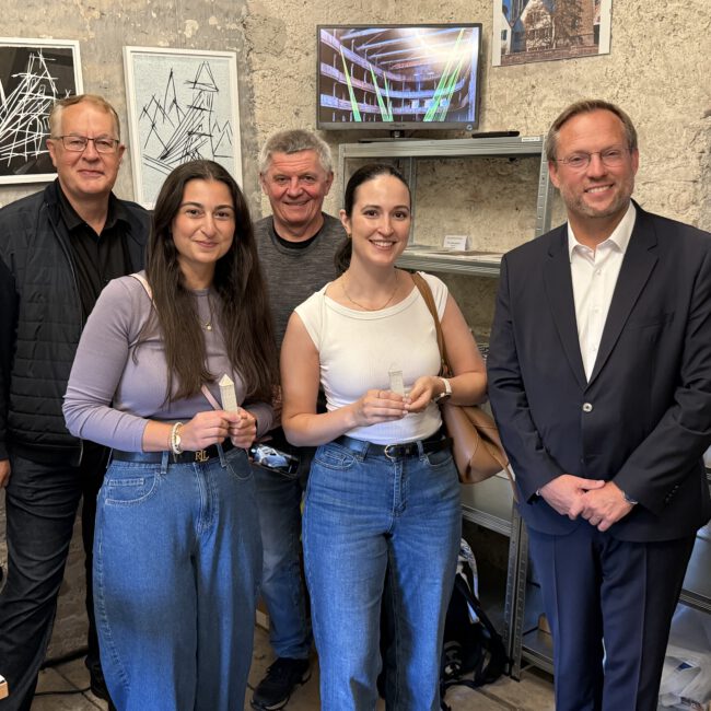 Wolfgang Röhr (1. Vorsitzender des Kunstverein Ulm), Berfin Emsiz, Martin Rivoir, Elisa Hermann und Ulms Oberbürgermeister Martin Ansbacher (von links). 