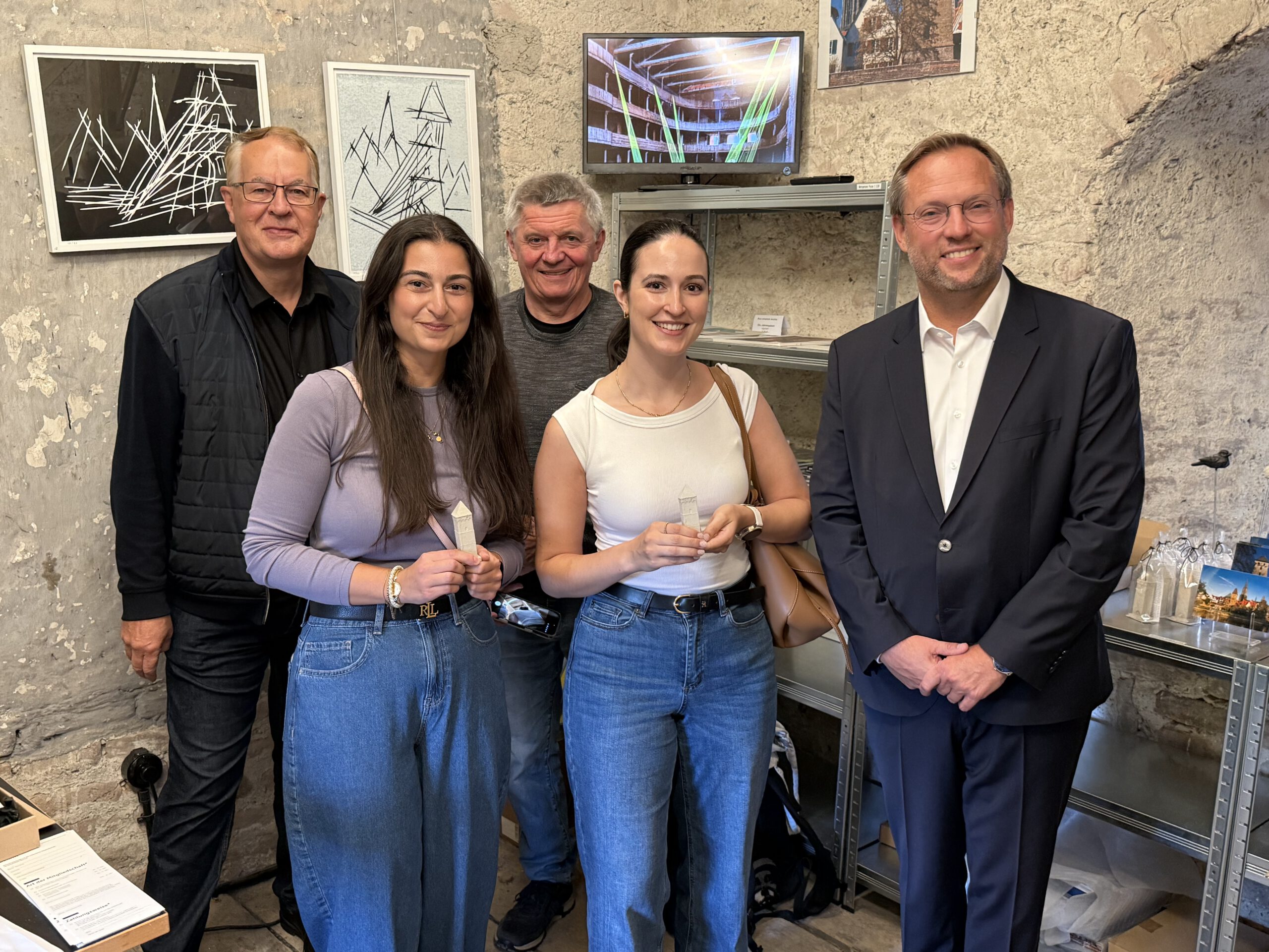 Wolfgang Röhr (1. Vorsitzender des Kunstverein Ulm), Berfin Emsiz, Martin Rivoir, Elisa Hermann und Ulms Oberbürgermeister Martin Ansbacher (von links). 